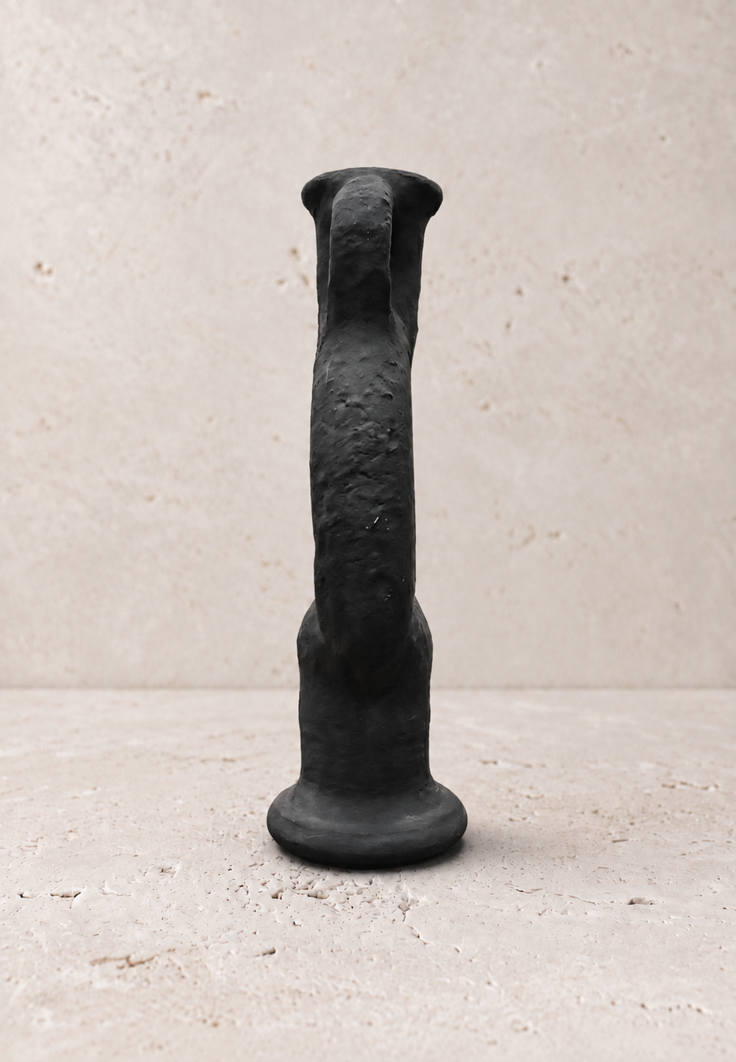 Vaas Obsidian, zijaanzicht van het matzwarte sculpturale keramiek