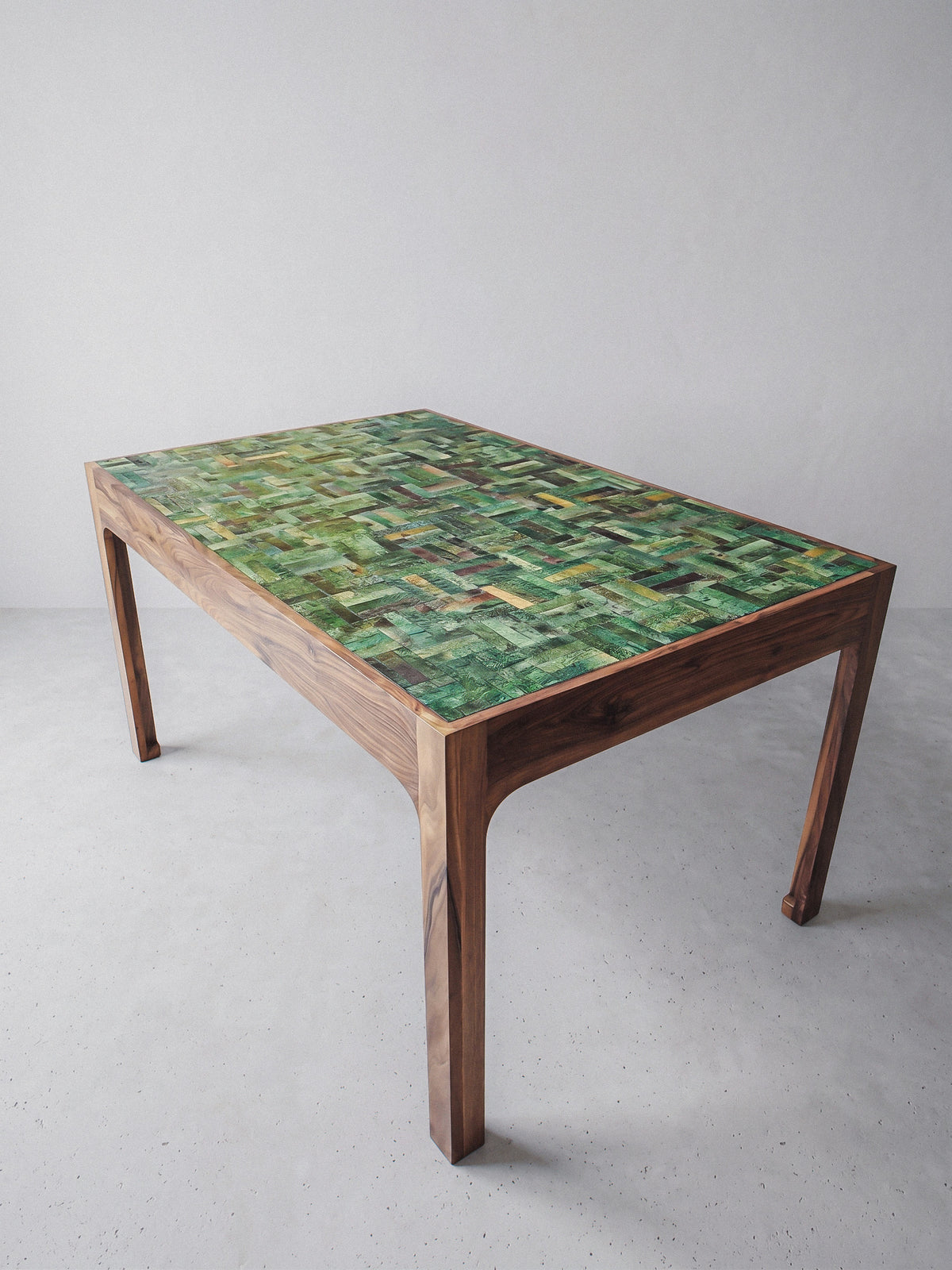 Sculpturale tafel — massief notenhout & handgeglazuurd Tamegrout