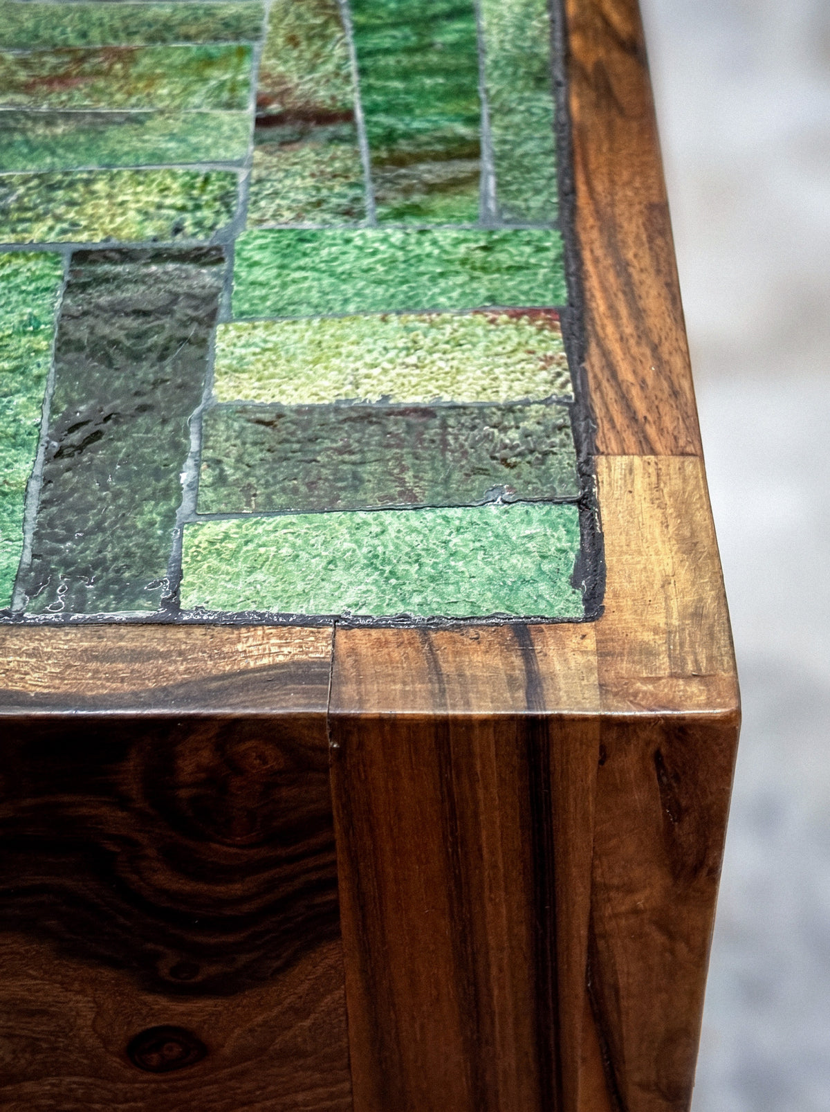 Sculpturale notenhouten tafel, zijaanzicht met de nerf van het massieve hout