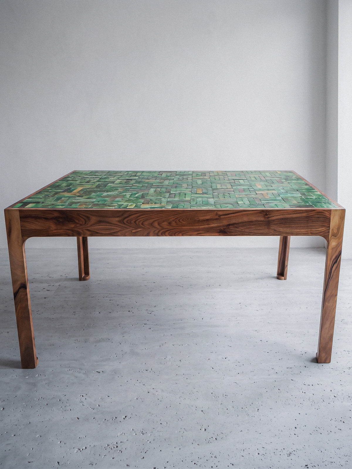 Sculpturale tafel in notenhout en Tamegrout, driekwartaanzicht