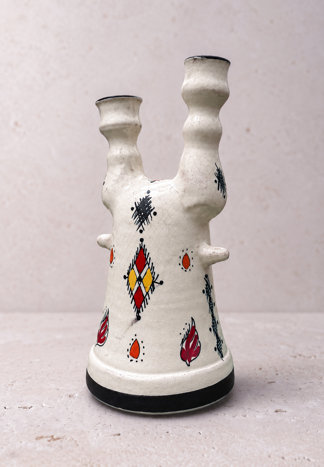 Sculpturale vaas Riad, handgeschilderde motieven in zwart, saffraangeel en rood, met zwarte band aan de voet