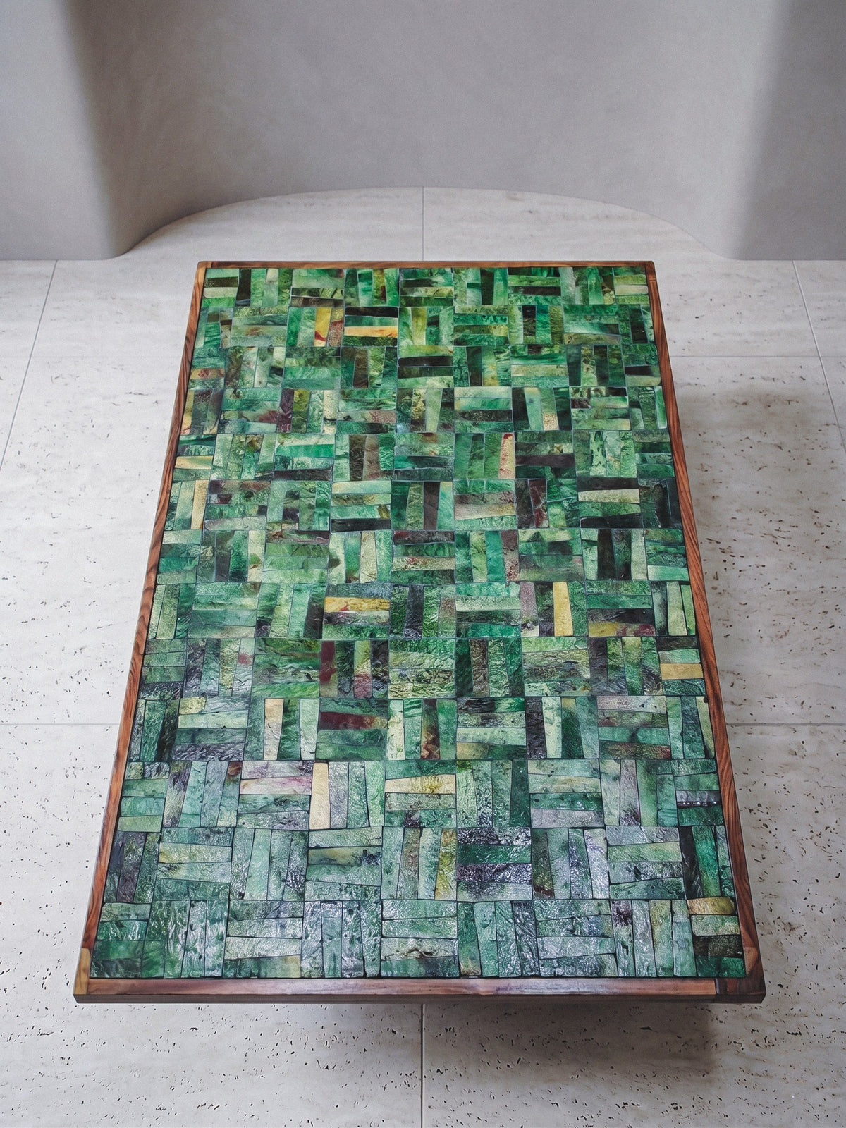 Notenhouten verzameltafel van Casarin met groen keramisch blad, in interieur